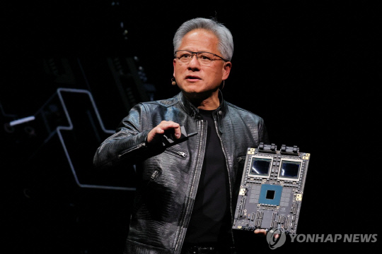 젠슨 황 엔비디아 CEO가 대만 '컴퓨텍스 2024'에서 블랙웰 플랫폼을 소개하고 있다. 연합뉴스